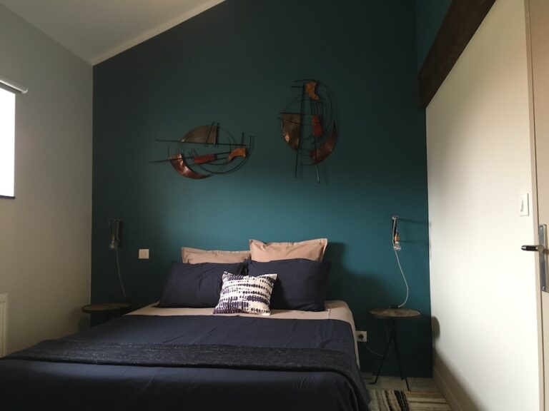 chambre mur bleu lit double